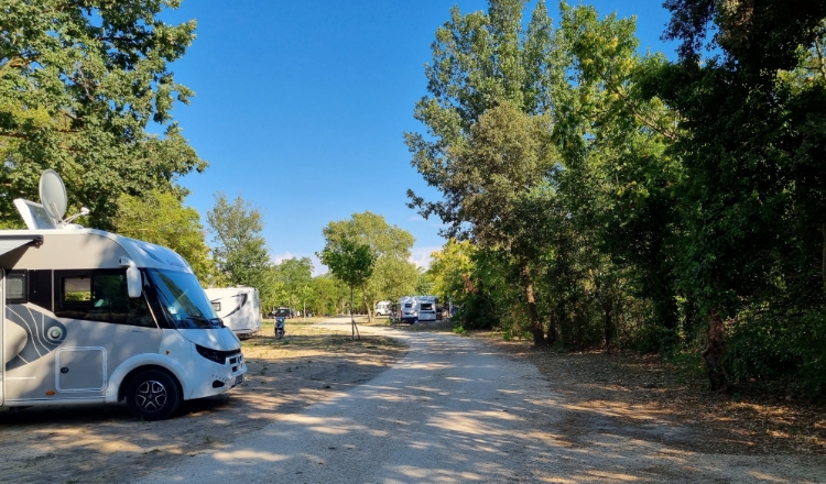 Aire CAMPING-CAR PARK de Goult